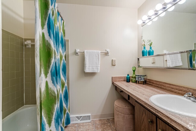 2 Br, 1.5 Ba Townhome - 1,033 SF