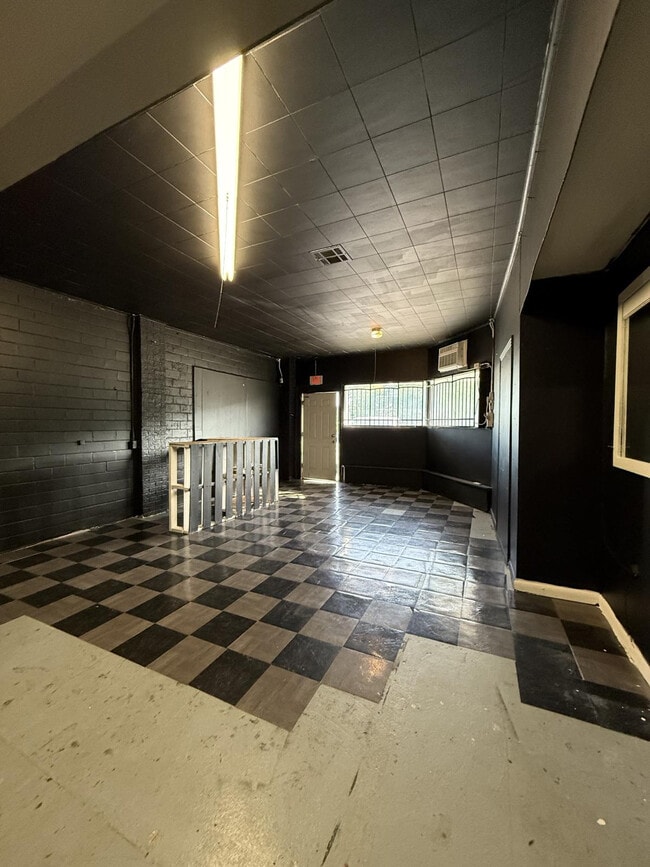 Photo - 1302 N Raguet St Unit 1