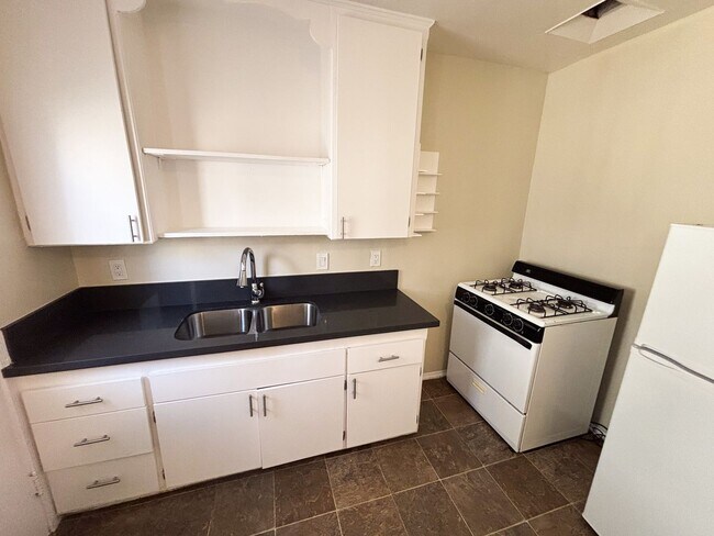 Photo - 605 Kelton Ave