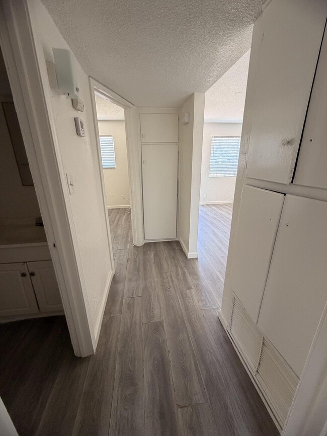 Charming 2 Bed / 1 Bath Tri-Plex Unit Available Now!
