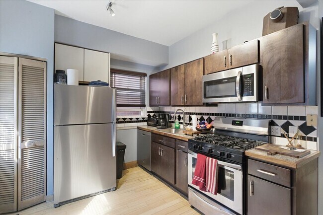 Building Photo - 2016 W Charleston St Unit 1F