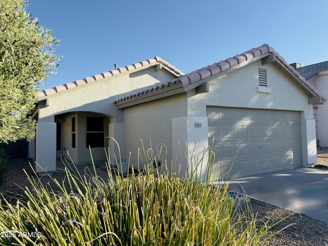 Building Photo - 3924 E Renee Dr