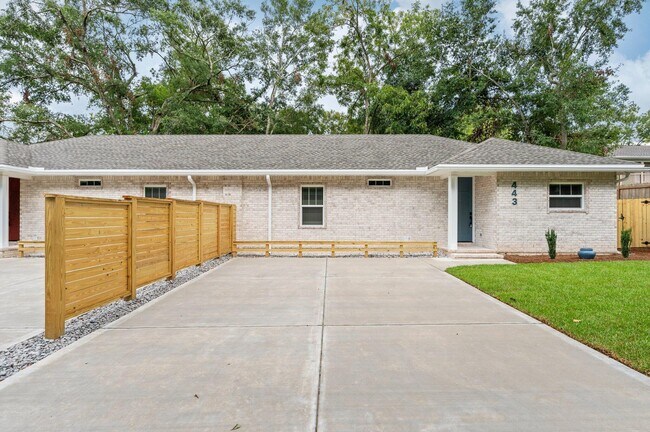 443 Cobb Ave E