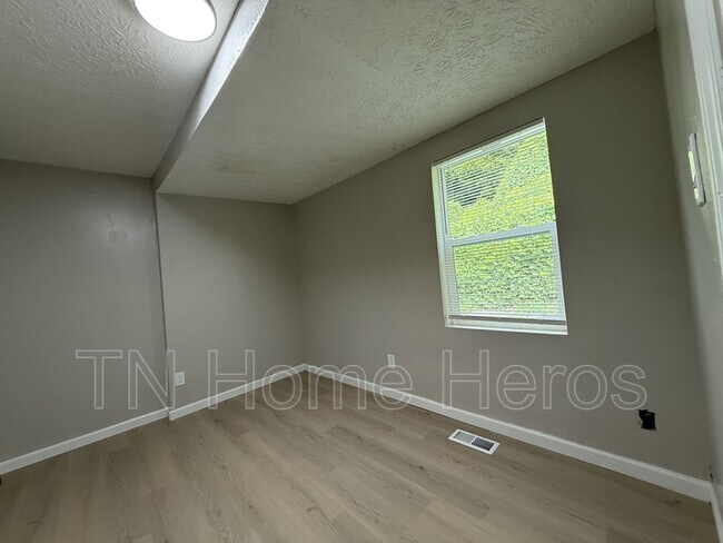 1201 Karnes Ave