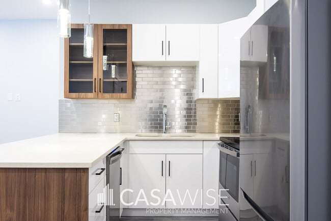Photo - 10936-10972 72 Ave NW