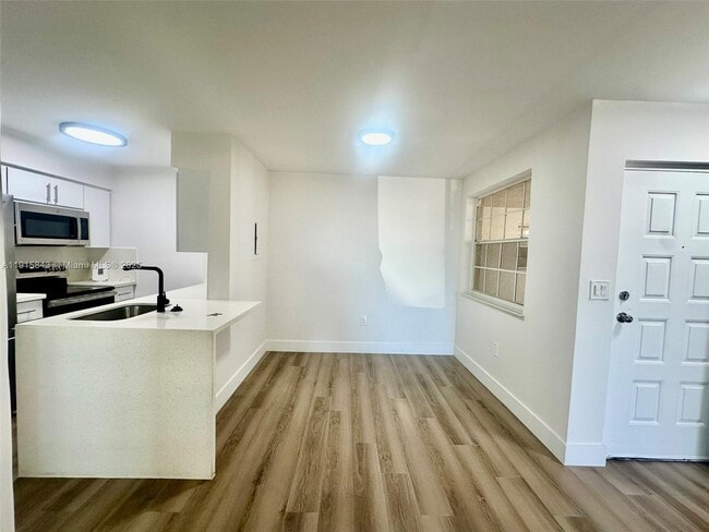 Building Photo - 2890 N Oakland Forest Dr Unit 103