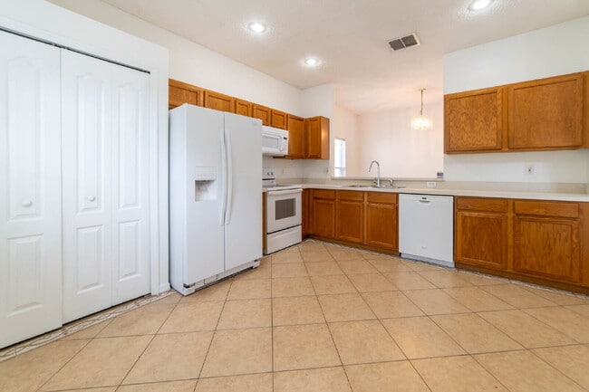 **Charming 4BR/2BA Pond-View Home with Boat Ramp Access – East Orlando **