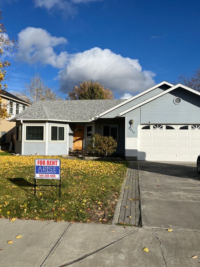 3 bedroom 2 bathroom with fenced back yard... - 3 bedroom 2 bathroom with fenced back yard... House