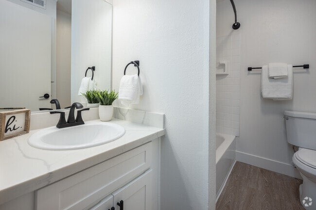 2BR, 1BA - 805SF - Bathroom - The Ranch at Woodland