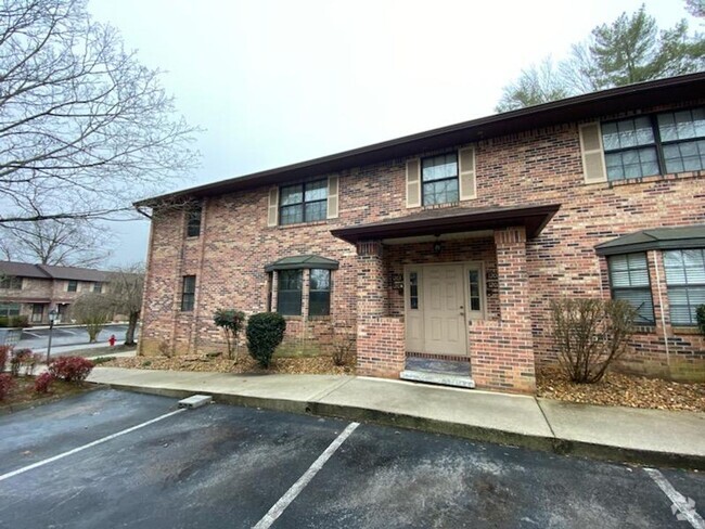 Building Photo - PRICE IMPROVEMENT!!  CHARMING 2 BEDROOM CO... Rental