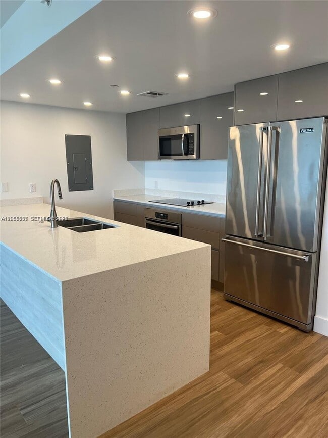 Building Photo - 13800 Highland Dr Unit 502