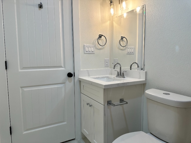 Photo - 8404 Tate St Unidad B