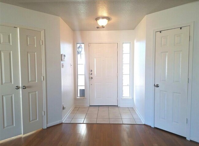 Photo - 17124 Gleneagle Dr S