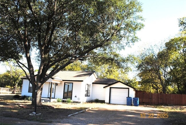 Photo - 410 Ayres St