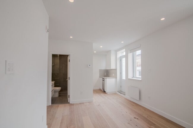 Building Photo - 4880 Queen Mary Road Unit 0012C