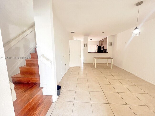 Photo - 220 E 4th St Unit 3