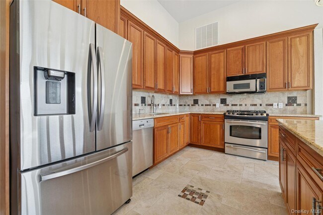 Photo - 335 Herricks Ln