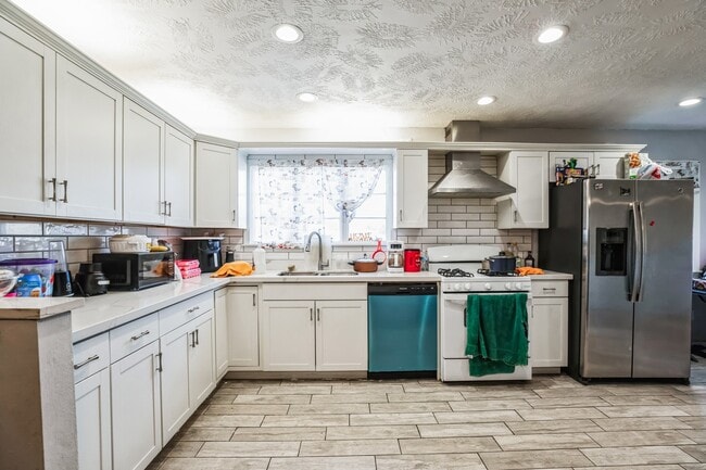 Building Photo - 1301 Oaks Dr Rental