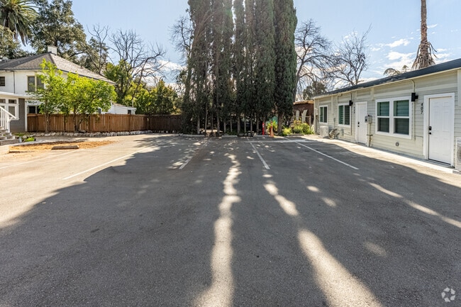 Parking - 411-417 N Euclid Ave