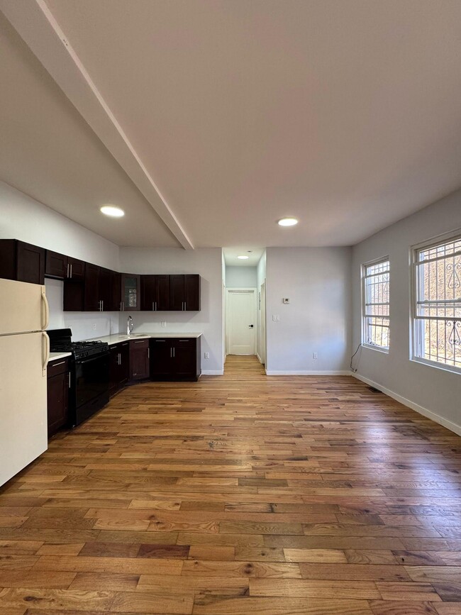 Building Photo - 379 S 20th St Unit 1R Rental