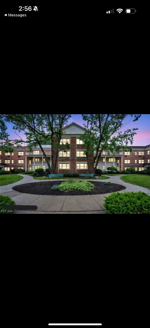 Photo - 15825 Van Aken Blvd