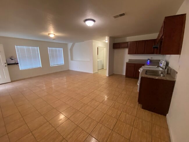 Sala de estar con planta abierta - 8130 Heather Ave
