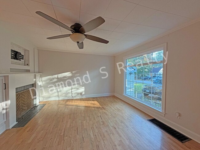 Photo - Stunning 2 Bedroom Home Located Near Mercy!