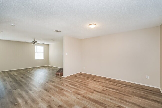 Photo - 1808 Lariat Dr