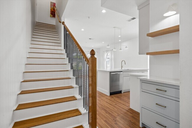 Building Photo - 806 Jackson Hill St Unit 201