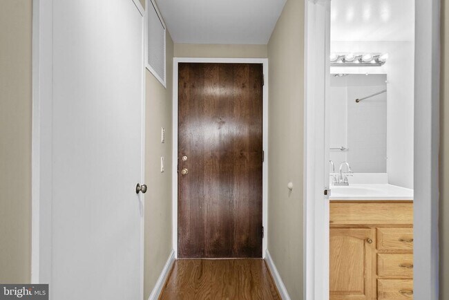 Photo - 3101 New Mexico Ave NW Unidad 205