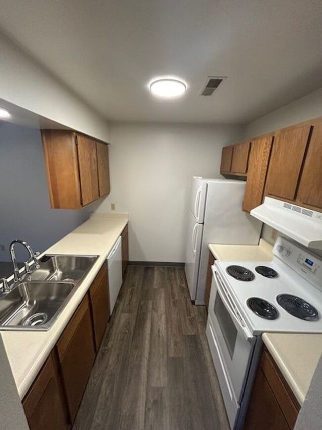 Photo - 1 Bedroom, 1 bath - middle floor with Balcony Unit 29