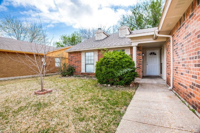 Photo - Beautiful 3-Bedroom Home Near Dining and Shopping with Spacious Backyard