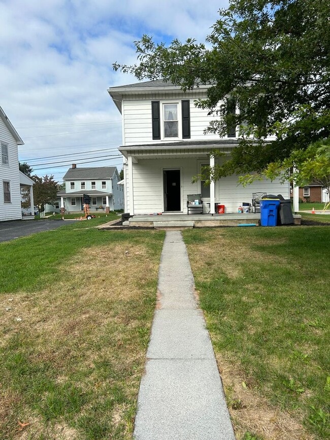 Photo - 3 Bedroom, 1.5 bathroom Home with 2-Car Garage!!