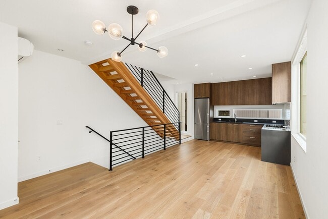 Photo - Eastlake 3 Bedroom Townhouse with Rooftop Deck/Views
