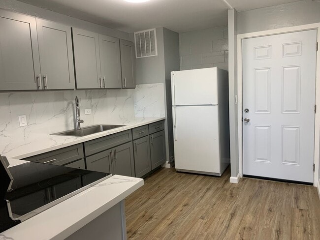 Photo - 2Bed/1.5Bth Remodeled fresh clean..like new move in ready now!