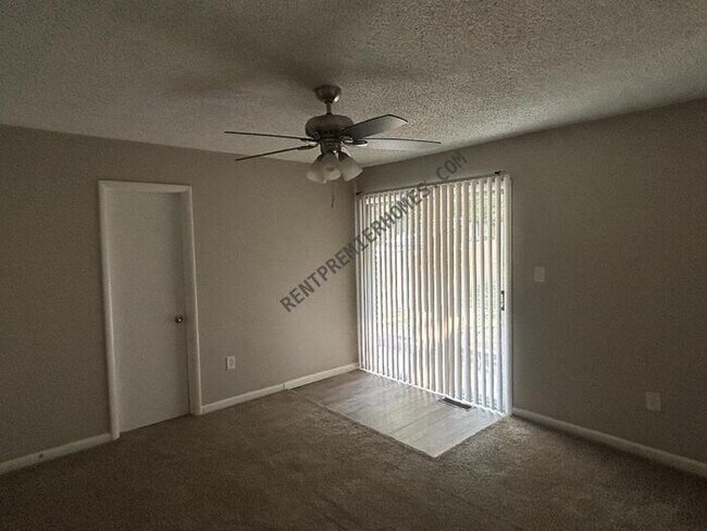 Photo - 218 W Apache St