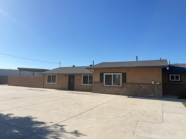 Building Photo - 3488 Riverside Dr Rental