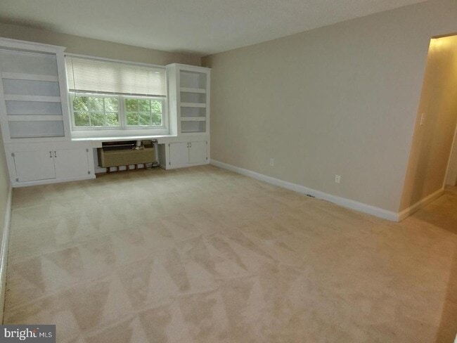 Photo - 1734 W Abingdon Dr Unit 202