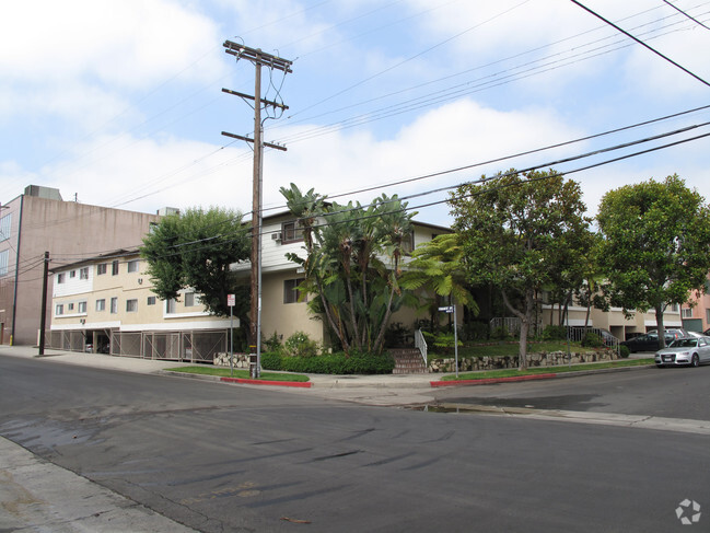 Ecino Courtyard - Encino Courtyard Apartments