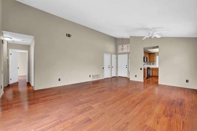 Photo - 939 Shana Pl
