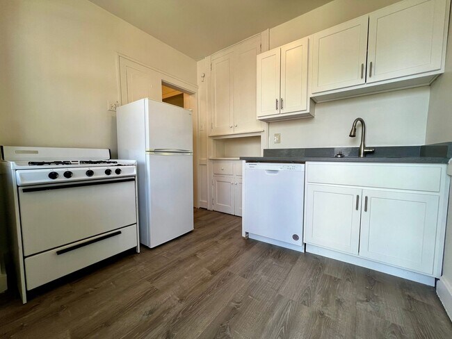 Building Photo - Bright & Spacious 1BD in Oakland! Beautiful Hardwood Floors, Equipped Kitchen & More! Call Today!