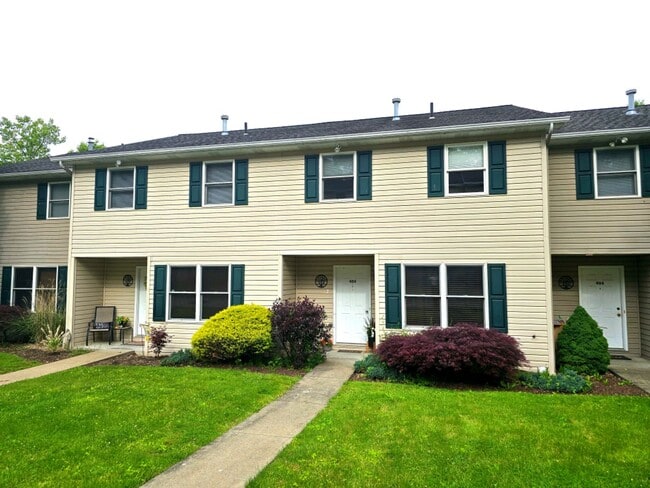 Building Photo - Beautiful 2 Bedroom Townhome - Only Steps ...