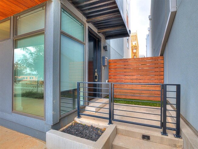 Photo - 825 NW 6th St