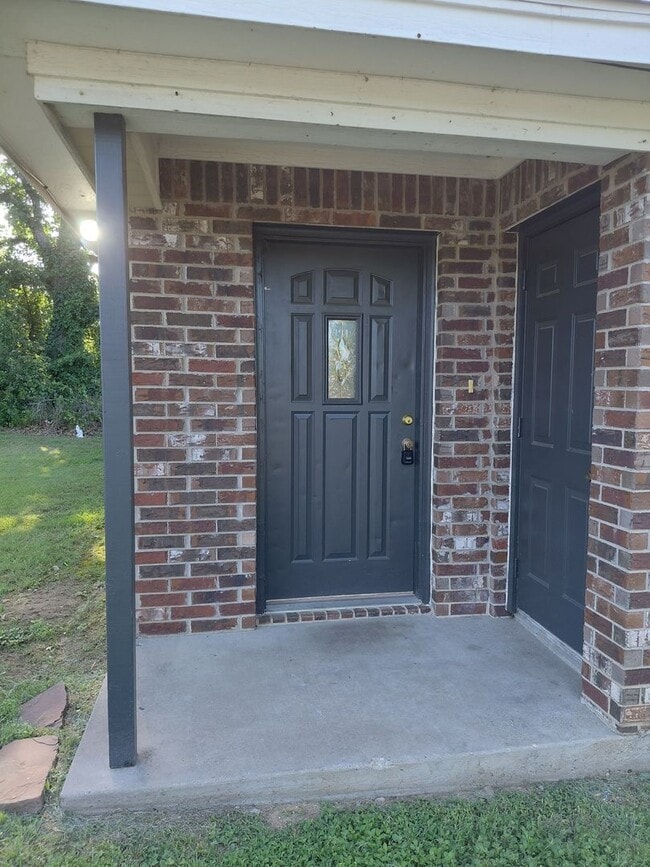 Photo - Adorable 3-bedroom, 2-bath featuring a fresh interior with modern finishes.