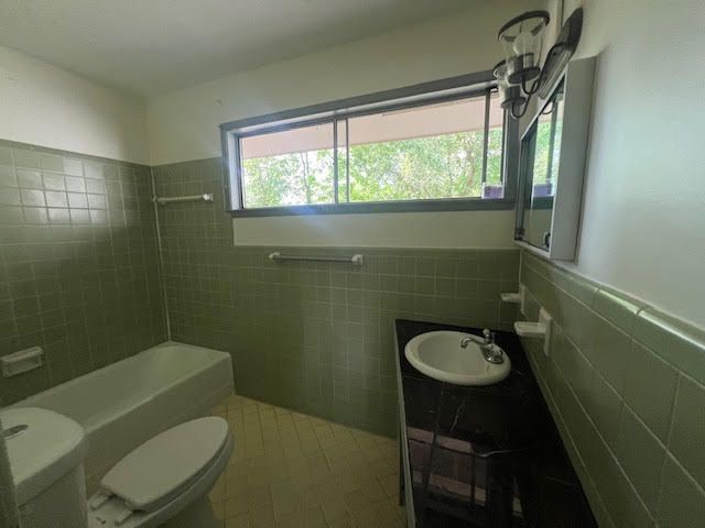 2464 Kensington Dr