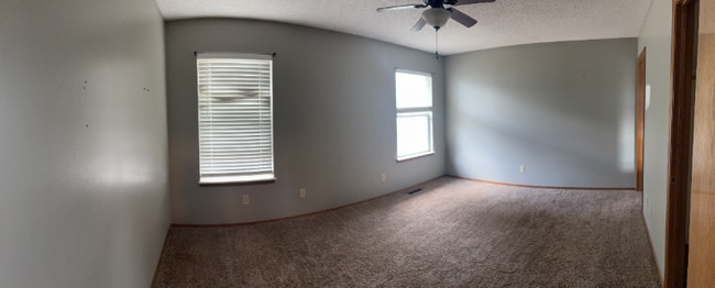 Photo - 405 Valley View