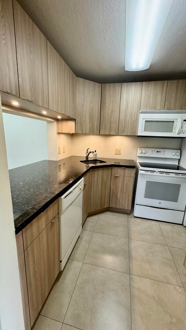 Building Photo - 719 Sunny Pine Way Unit B1