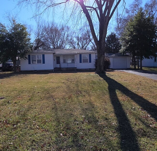 Building Photo - 2 Bedroom 1 Bathroom home in Southeast Springfield for $995!