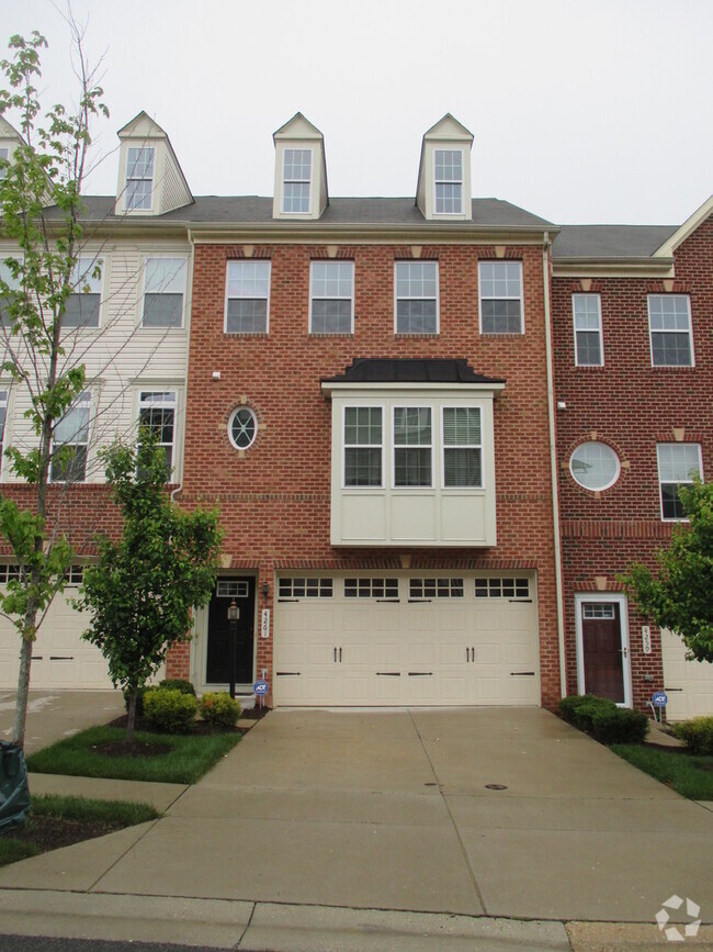 Building Photo - MASSIVE 3BR/2.5BA TOWNHOME IN A GATED COMM...