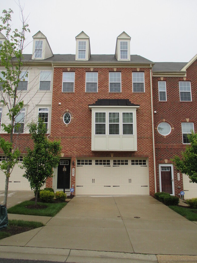 MASSIVE 3BR/2.5BA TOWNHOME IN A GATED COMM... - MASSIVE 3BR/2.5BA TOWNHOME IN A GATED COMM...